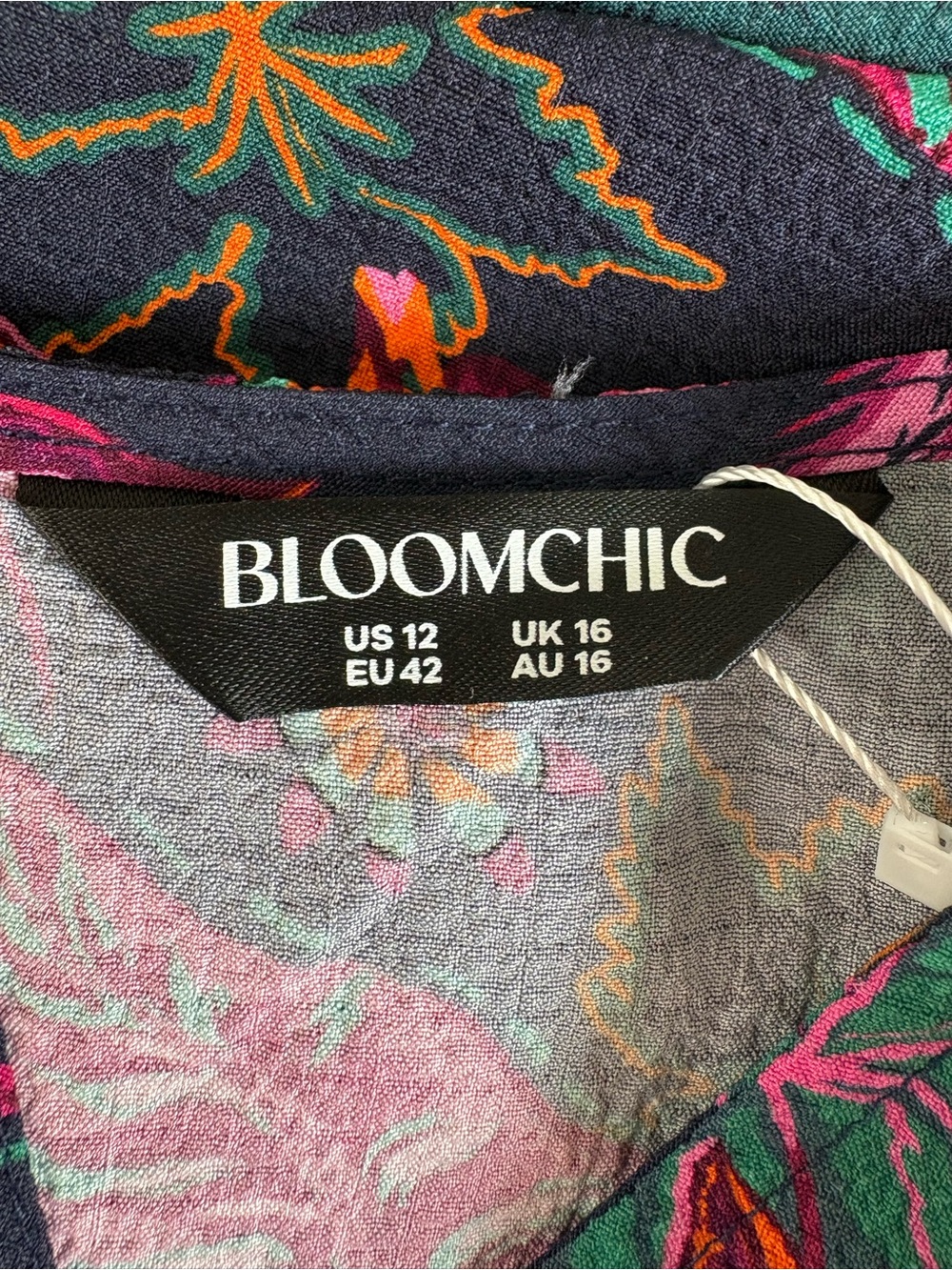 NWT BloomChic Tropical Print Flutter Sleeve Blouse Keyhole Size 12 Dark Tropical - Picture 2 of 9